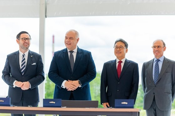 優先交渉対象者書名式に参加したポーランドのヤツェク・サシン副首相（左から２番目）、現代エンジニアリングのキム・チャンハク社長（左から３番目）。［写真　現代エンジニアリング］