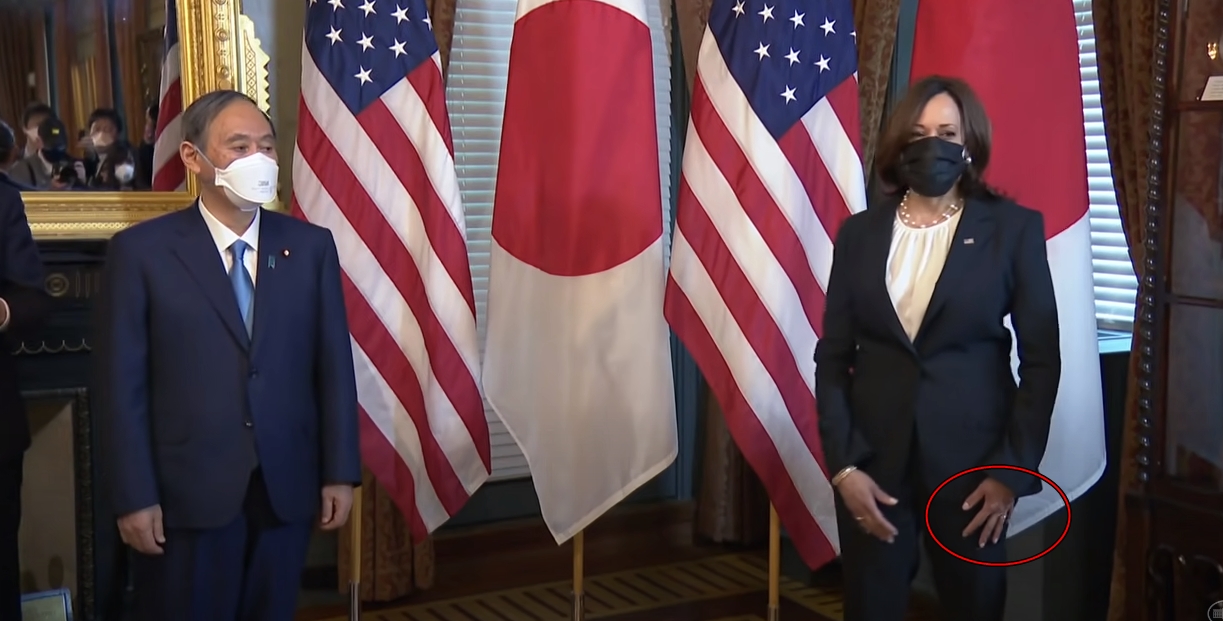 菅首相との会談後、ズボンに手を軽くこすって拭くハリス副大統領。［写真　ホワイトハウス　ＹｏｕＴｕｂｅキャプチャー］