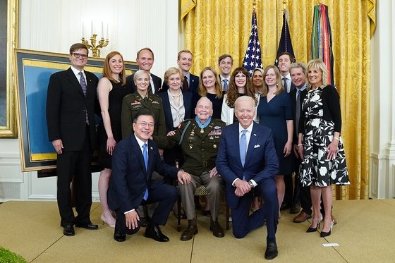 文在寅大統領とバイデン米大統領が２１日午後にワシントンのホワイトハウスで開かれた韓国戦争（朝鮮戦争）参戦勇士ラルフ・パケット予備役大佐の名誉勲章授与式で記念撮影をしている。［写真　青瓦台］