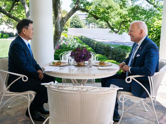 文在寅大統領が２１日（現地時間）、ホワイトハウスでバイデン米大統領とクラブケーキが振る舞われた朝食会で対話している。［写真　韓国大統領府］