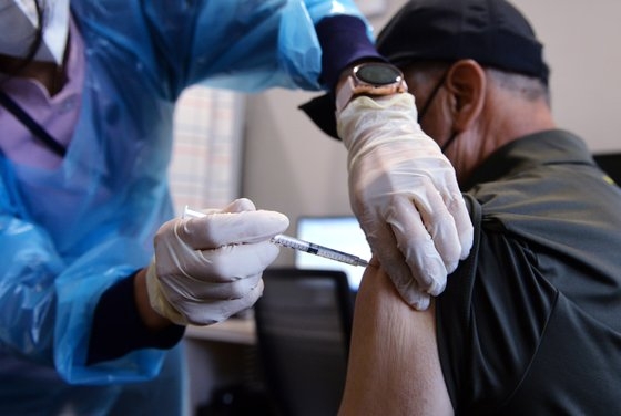 満６５～７４歳対象のアストラゼネカ（ＡＺ）ワクチン１次予防接種が本格的に始まった２７日、大田市（テジョンシ）のある病院で医療スタッフが接種対象者にワクチンを慎重に接種している。フリーランサー　キム・ソンテ