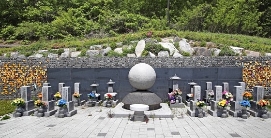 慰安婦被害者の遺骨箱が安置されている京畿道広州市退村面（トェチョンミョン）のナムヌの家の追慕公園。ウ・サンジョ記者
