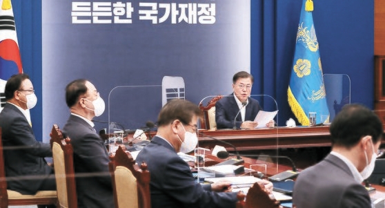 文在寅（ムン・ジェイン）大統領が２７日、青瓦台で国家財政戦略会議を開き、「少なくとも来年までは景気の確実な反騰とコロナ格差の解消のために拡張財政基調を維持する必要がある」と述べた。左から金富謙（キム・ブギョム）首相、洪楠基（ホン・ナムギ）経済副首相兼企画財政部長官、徐薫（ソ・フン）国家安保室長。　［青瓦台写真記者団］