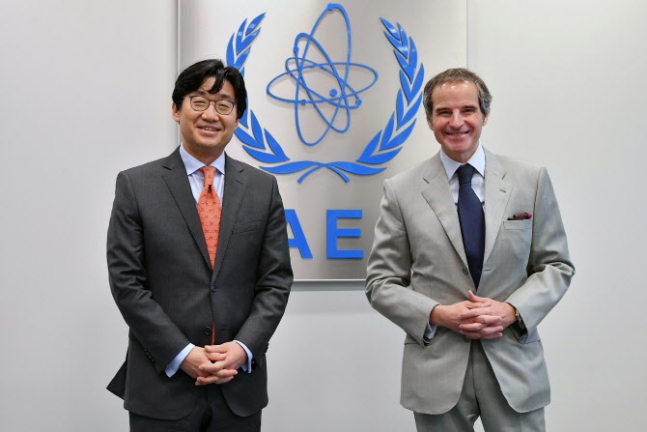 崔鍾文外交部第２次官（左）と国際原子力機関（ＩＡＥＡ）のラファエル・マリアーノ・グロッシー事務局長が２８日（現地時間）、オーストリアでＩＡＥＡの記念写真を撮影している。［写真　ＩＡＥＡ提供］