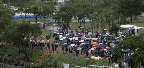 漢江で行方不明になって亡くなった故ソン・ジョンミンさん事件の真相究明を促す集会が１６日午後、ソウル漢江公園盤浦（バンポ）地区で開かれた。キム・ギョンロク記者