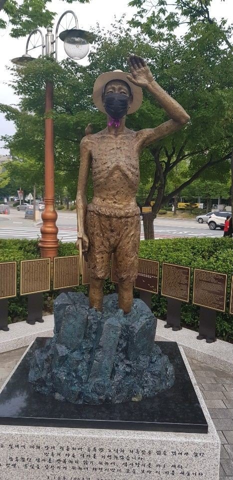 大田市庁前のボラメ公園に設置された徴用労働者像。　中央フォト
