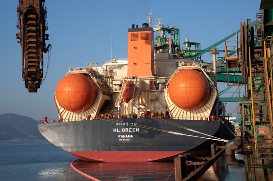 １月にオーストラリアで鉄鉱石１８万トンを船積みした「ＨＬグリーン号」が全羅南道光陽製鉄所の原料埠頭に到着する様子。［写真　ポスコ］