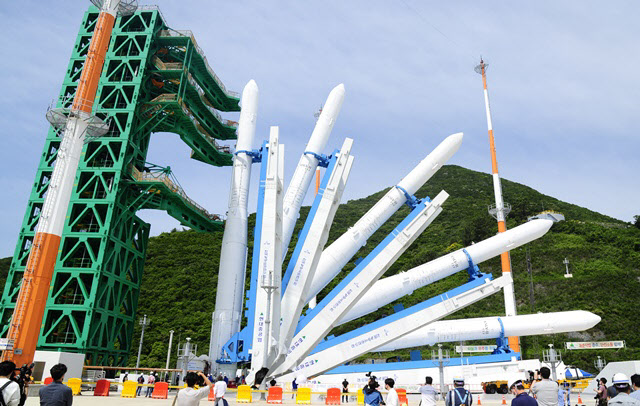 ロケット「ヌリ」起立の多重露出写真　［写真＝韓国航空宇宙研究院］