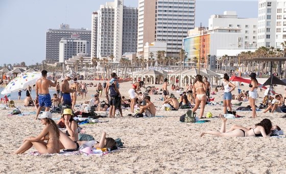 先月２日（現地時間）、イスラエル・テルアビブのエルサレムビーチで市民が日光浴を楽しんでいる。イム・ヒョンドン記者