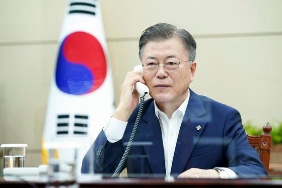 韓国の文在寅（ムン・ジェイン）大統領が今月３日午後、青瓦台（チョンワデ、大統領府）与民館（執務室）小会議室で英国のボリス・ジョンソン首相と電話会談をしている。［写真　青瓦台］