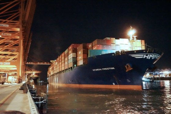 ５０００ＴＥＵ級コンテナ船「ＨＭＭプレステージ」が釜山新港で韓国の輸出企業の貨物を載せ出港を待っている。［写真　ＨＭＭ］