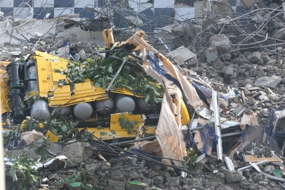 ９日、５階建物崩壊事故で押しつぶされた市内バスの残骸。フリーランサー　チャン・ジョンピル
