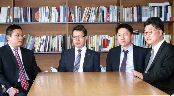 中国復旦大学朝鮮韓国研究センターの鄭継永主任教授（写真左側から２人目）。［中央フォト］