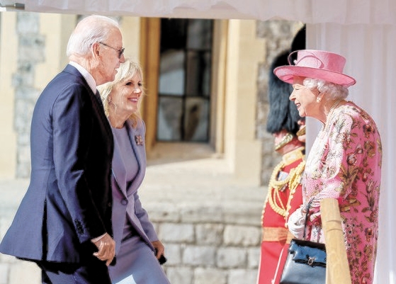 サングラスをかけたバイデン米大統領と英国女王［写真　ＡＦＰ＝聯合ニュース］