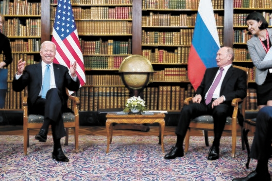 バイデン米大統領とプーチン露大統領が１６日（現地時間）、スイス・ジュネーブの１８世紀の邸宅「ヴィラ・ラ・グランジュ」で行われた最初の首脳会談の前に歓談している。［ＡＰ＝聯合ニュース］