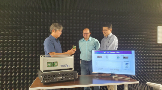 １４日、米国テキサスにあるサムスンリサーチアメリカ（ＳＲＡ）の実験室でサムスン電子研究員たちが１４０ＧＨｚ（ギガヘルツ）の通信システムを実演している。［写真　サムスン電子］