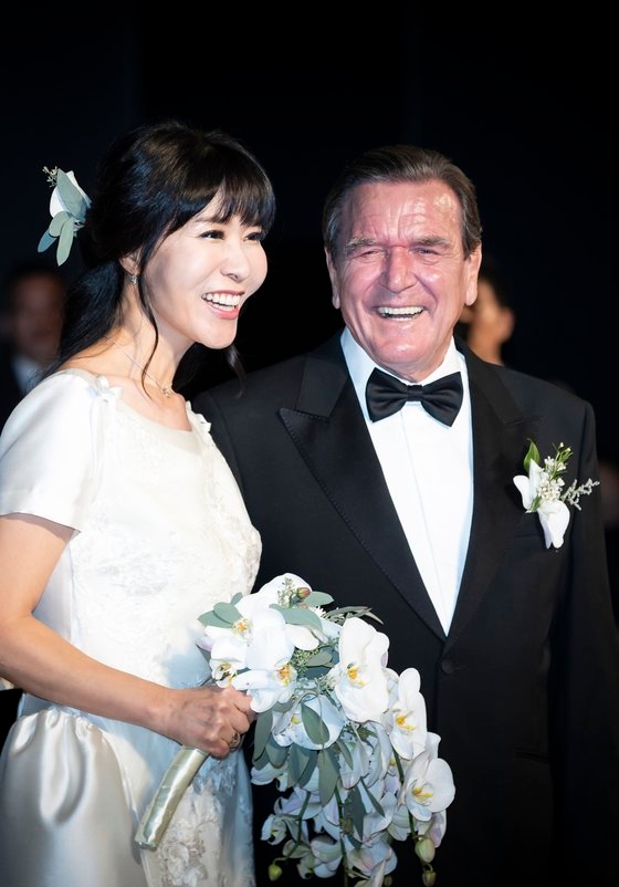 シュレーダー前ドイツ首相（写真右）と夫人キム・ソヨンさんが２０１８年１０月２８日、ソウル・グランドハイアットホテルで開かれた結婚披露宴で笑顔を見せている。クォン・ヒョクジェ記者