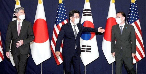韓日米の北核首席代表は２１日、ソウルロッテホテルで会談を行い、条件をつけない北朝鮮との対話意思を確認した。（左から）米国国務省のソン・キム北朝鮮担当特別代表、韓国外交部の魯圭悳（ノ・ギュドク）韓半島（朝鮮半島）平和交渉本部長、日本外務省の船越健裕アジア大洋州局長。記念撮影後、それぞれの席に向かっている。［写真共同取材団］