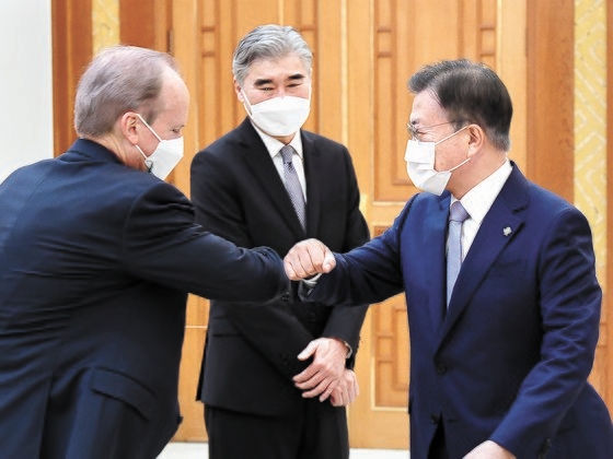 韓国の文在寅（ムン・ジェイン）大統領（右）が２２日、青瓦台（チョンワデ、大統領府）でソン・キム北朝鮮特別代表（中央）の面会に先立ち、ロバート・ラプソン駐韓米国代理大使（左）と挨拶している。［写真　青瓦台写真記者団］