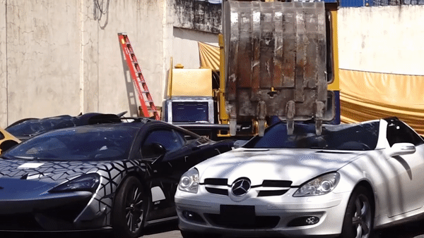 掘削機でスーパーカーを破壊するフィリピン関税庁（映像　フィリピン関税庁）