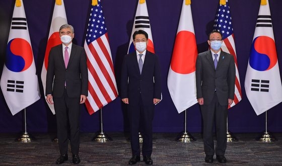 韓国外交部の魯圭悳（ノ・ギュドク）韓半島（朝鮮半島）平和交渉本部長（中央）と米国国務省のソン・キム北朝鮮特別代表（左）、日本外務省の船越健裕アジア大洋州局長が今月２１日、ソウル小公洞（ソゴンドン）ロッテホテルで韓日米の北核首席代表協議をするために集まった。写真　共同取材団