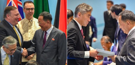 ２０１８年８月、ＡＳＥＡＮ地域フォーラム（ＡＲＦ）に出席したマイク・ポンペオ当時米国務長官と李容浩（イ・ヨンホ）当時北朝鮮外相が会って笑顔で握手する姿と、ソン・キム当時駐フィリピン米国大使（現北朝鮮特別代表）が金正恩（キム・ジョンウン）国務委員長の親書に対するドナルド・トランプ大統領の返信を手渡す様子。［写真　マイク・ポンペオ　ツイッター（右）／中央ＤＢ（左）］