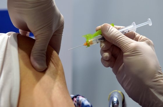 ３０日、大田（テジョン）のある予防接種センターでファイザー製の新型コロナワクチンを接種する市民。