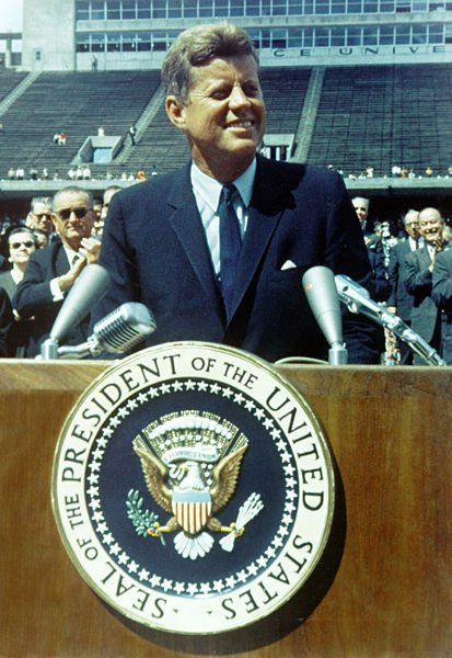 ケネディ大統領が上院議員時代に主張していた移民法改正は、彼の死後、ジョンソン大統領時代の１９６５年に実現した。これにより米国は国境を大きく開放し、その後米国は、多様な人種が共存する「サラダボウル」に変貌した。［中央フォト］