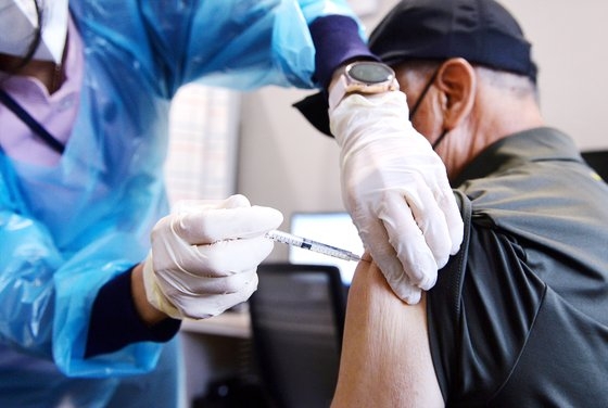５月２７日に大田市のコージェル病院で医療陣が高齢者にワクチンを慎重に接種している。フリーランサー　キム・ソンテ
