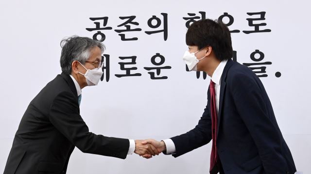 野党「国民の力」の李俊錫（イ・ジュンソク）代表（右）と相星孝一駐韓日本大使（左）（写真　国会写真記者団）