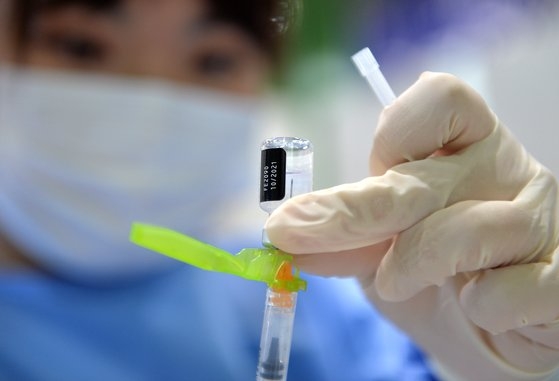 忠南（チュンナム）のある新型コロナ予防接種センターで医療スタッフがファイザー製ワクチンの接種準備をしている。フリーランサーのキム・ソンテ