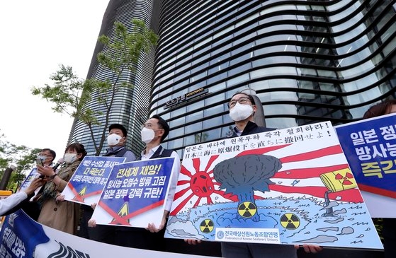 ５月１１日、ソウル鍾路区（チョンノグ）日本大使館前で開かれた日本の福島汚染水放流決定糾弾記者会見。キム・ソンニョン記者