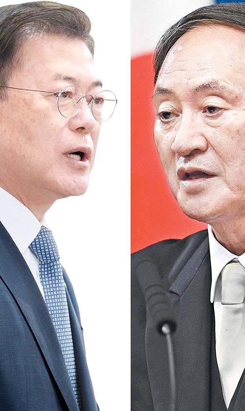韓国の文在寅（ムン・ジェイン）大統領（左）と菅義偉首相（右）。