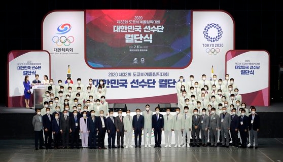 ８日午後、ソウルのオリンピック公園で開かれた東京五輪韓国選手団結団式で選手団が記念撮影をしている。［写真　五輪写真共同取材団］