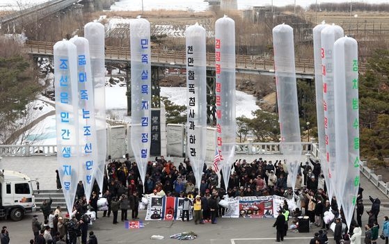 ２０１１年２月、臨津閣（イムジンガク）で対北朝鮮ビラ散布の準備をする脱北民団体。　カン・ジョンヒョン記者