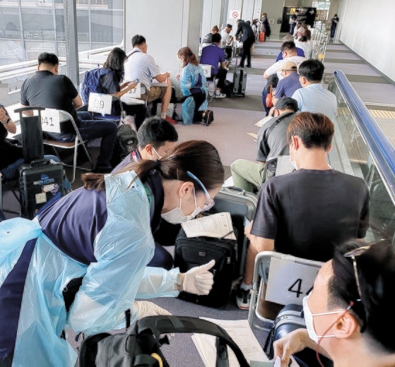 ２０２０東京オリンピック（五輪）開幕（７月２３日）を控えて１１日午後、成田空港に入国した韓国取材陣が書類確認および新型コロナウイルス（新型肺炎）検査のために空港内で待機している。チャン・ジニョン記者