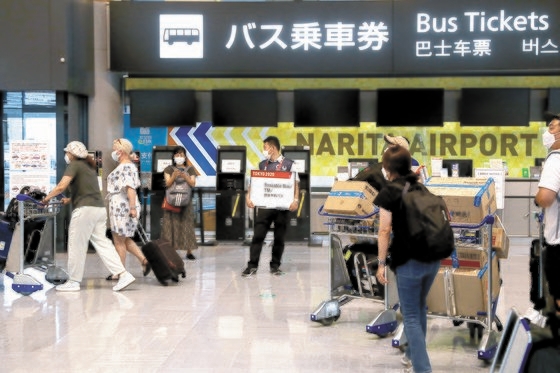 １１日、空港入国フロアで事前に予約したバスに乗るために移動している取材陣。チャン・ジニョン記者