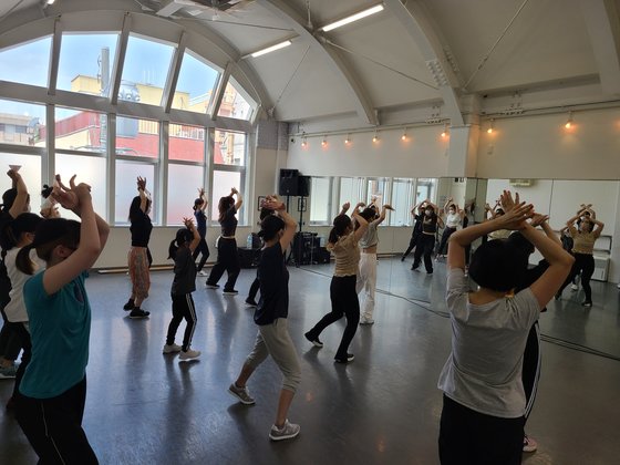 １０日、東京のＫ－ＰＯＰ専門ダンススクール「Ｄａｎｃｅ　Ｓｔｕｄｉｏ　Ｃｉｅｌｏ」でＴＷＩＣＥ（トゥワイス）の振りつけを学んでいる受講生。イ・ヨンヒ記者