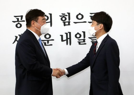 １２日午後、国会で、ケイ海明駐韓中国大使に会った国民の力の李俊錫（イ・ジュンソク）代表。　イム・ヒョンドン記者