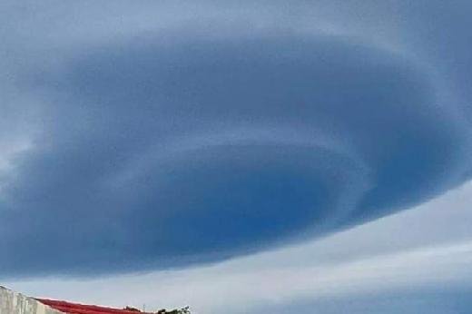 １３日、インドネシア現地メディアによると、１週間前、スマトラ島のアチェ特別自治州バンダ・アチェ一帯にレンズ雲が発生し、住民の間で大騒ぎとなった。［写真　ＳＮＳキャプチャー］