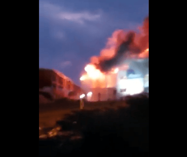 南アフリカ・ダーバンのサムスン電子物流センターの火災の様子。［写真　ツイッター　キャプチャー］