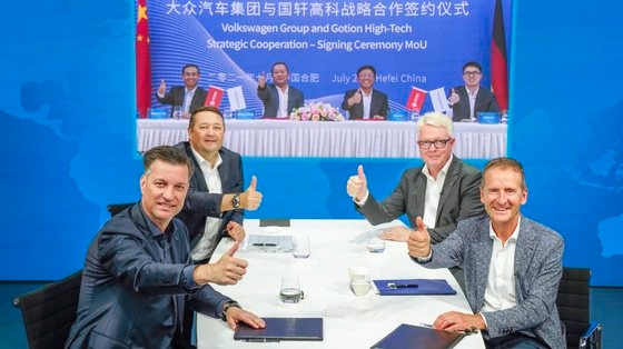 フォルクスワーゲンと中国のバッテリーメーカー国軒高科が次世代電気自動車バッテリー技術協力に向けた業務協約を締結した。［写真　フォルクスワーゲン］
