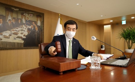 韓国銀行の李柱烈総裁が５月、ソウル中区韓国銀行で金融通貨委員会本会議を主宰して議事棒をたたいている。［写真　韓国銀行］