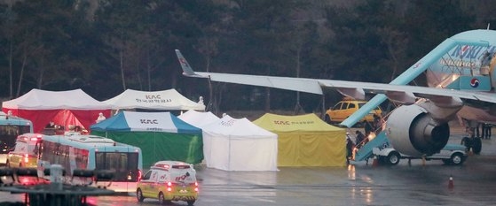 中国湖北省武漢地域に孤立していた韓国海外同胞と中国国籍の家族が昨年２月１２日、ソウル江西区（カンソグ）の金浦（キンポ）国際空港に到着してチャーター機から下りている。キム・ソンニョン記者