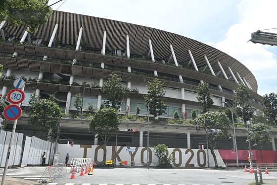 １９６４年東京オリンピック（五輪）のメイン競技場を再建築した国立競技場では、２３日に開幕式と来月８日の閉幕式、陸上などの種目が開かれる。［東京＝オリンピック写真共同取材団］