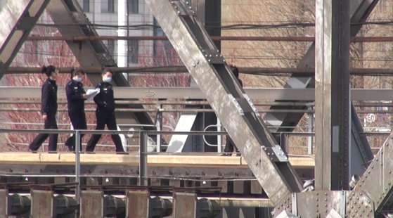 今年４月、中朝友誼橋を歩く税関員の様子。パク・ソンフン北京特派員［写真　中央ＤＢ］