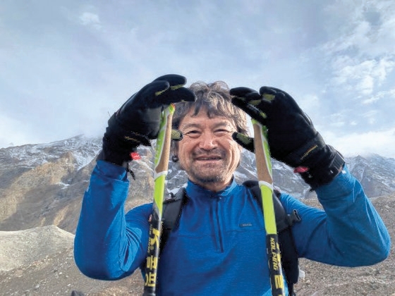 「１０本の指がない登山家」として知られるキム・ホンビン隊長が１８日午後８時５８分、ブロードピーク（８０４７メートル）を登頂し、障がい者としてはじめてヒマラヤ１４座の完登に成功した。ベースキャンプでポーズを取るキム隊長。［写真　光州市（クァンジュシ）山岳連盟］