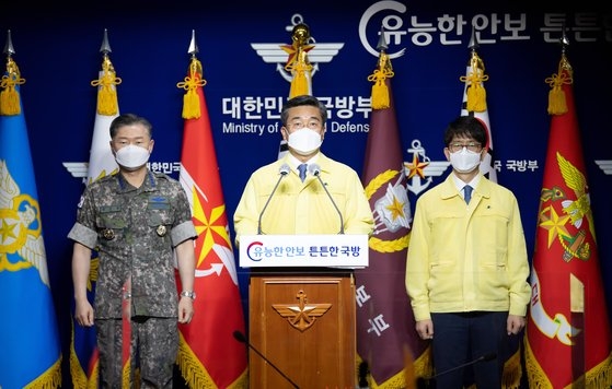 韓国国防部の徐旭（ソ・ウク）長官が２０日、ソウル龍山区（ヨンサング）同部庁舎ブリーフィングルームで清海部隊第３４陣の新型コロナウイルス感染症（新型肺炎）の集団感染事態に関連し、国民向けの謝罪記者会見を開いている。［写真　韓国国防部］
