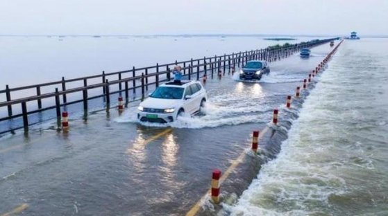 ５月２４日の中国江西省九江市の様子。大雨で湖の水位が上昇し、道路まで水があふれている。［中国新聞網　キャプチャー］