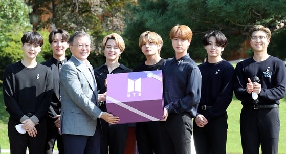 昨年９月１９日の第１回青年の日記念式での文在寅大統領とＢＴＳ。［写真　青瓦台写真記者団］